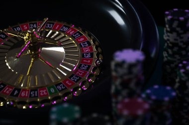 Sic Bo Dadu live-dealer table interface showing three dice, betting grid, and live chat panel